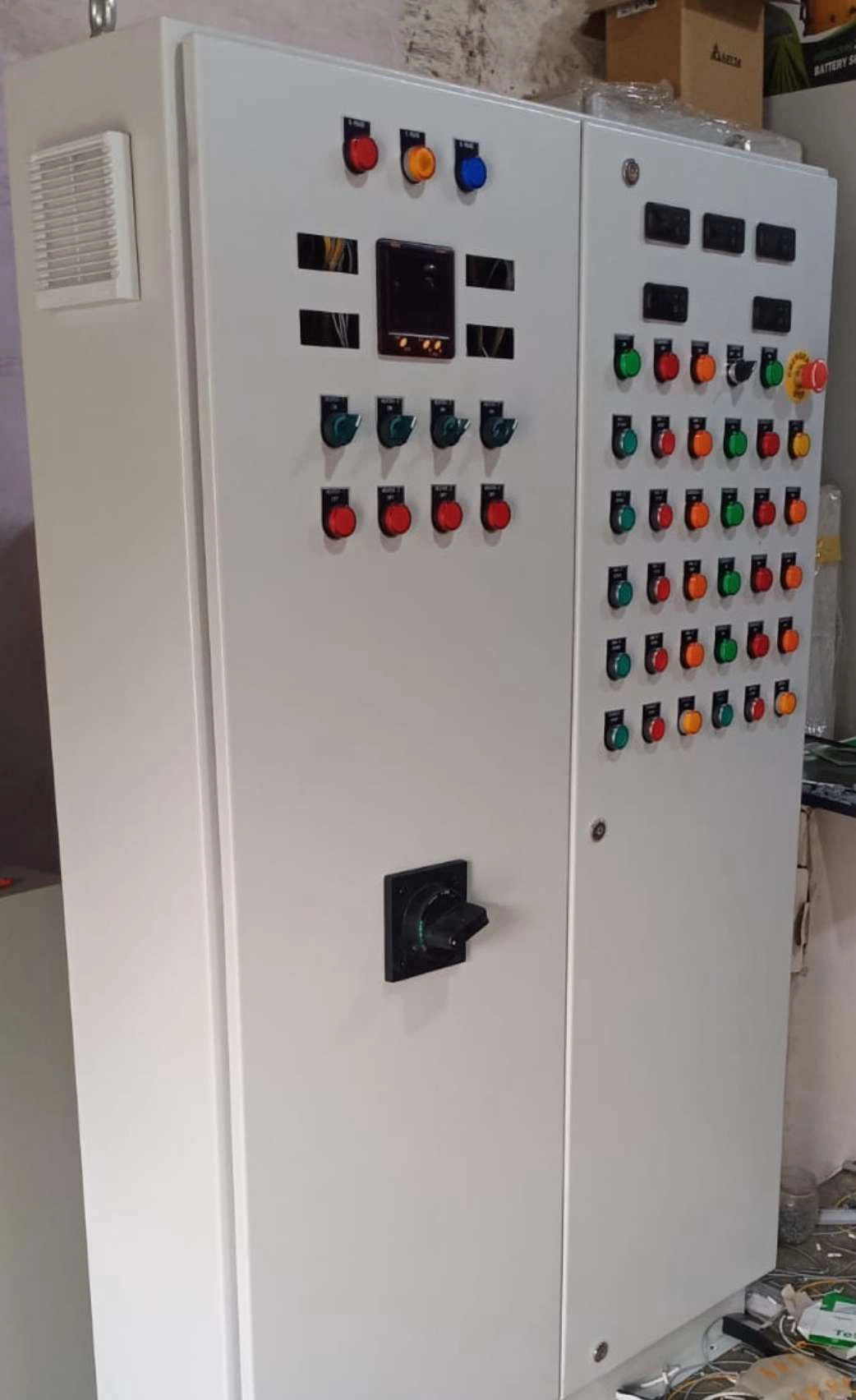 Vertical distribution and switchgear cabinet enclosure
