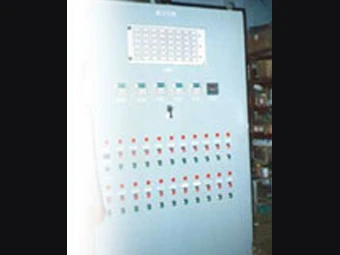 Vertical distribution and switchgear cabinet enclosure